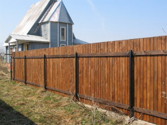 Деревянный забор для загородного дома